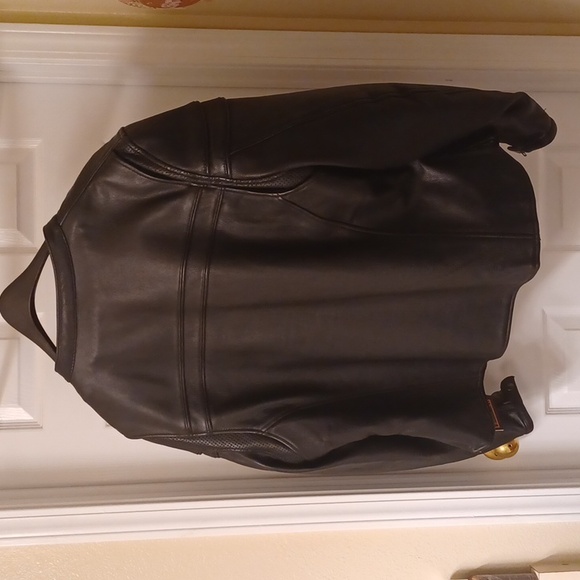 Womens black leather jacket. Size 3x but fits like a 1x - Picture 5 of 9